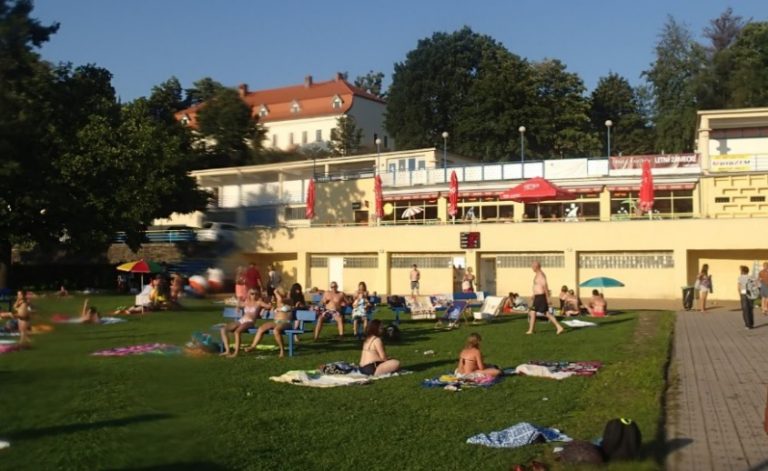 Hledá se provozovatel občerstvení na koupališti: značka pivo, cukrová vata a langoše