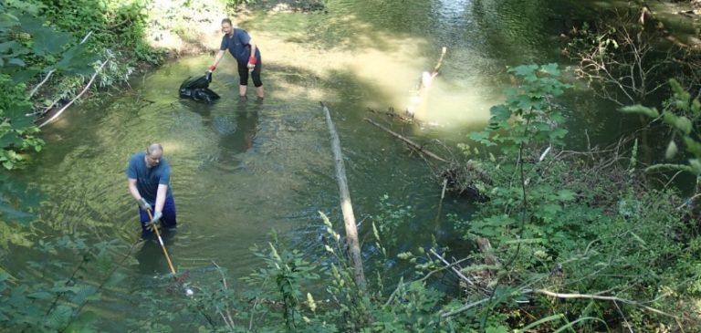 Pneumatiky, krabice, kamera: do Lučiny se lidé nebojí hodit cokoliv